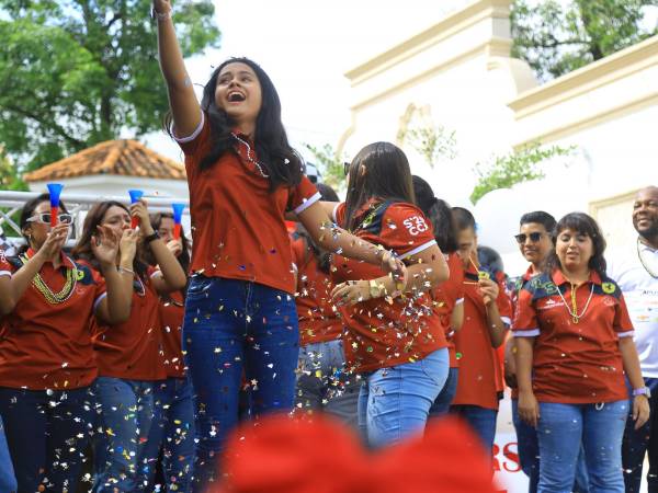 En la tarima, saltaron de alegría y lanzaron sorpresas a los niños.