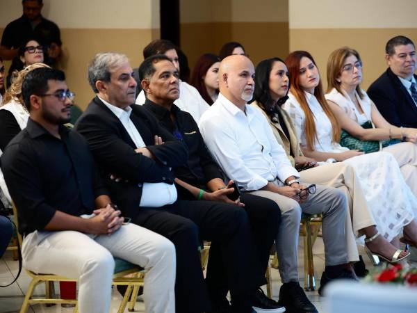 Representantes de la sociedad civil, empresarios, académicos y directivos de Grupo Opsa durante el lanzamiento de la segunda edición de Mente Sana.