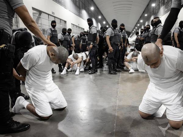 El Centro de Confinamiento del Terrorismo (Cecot), la megacárcel símbolo de la “guerra” contra las pandillas del presidente Nayib Bukele en El Salvador, alberga desde el pasado fin de semana a migrantes deportados por Estados Unidos acusados de ser miembros de la banda transnacional Tren de Aragua, y de los que se desconoce cuál es su estado o las condiciones en las que se encuentran.