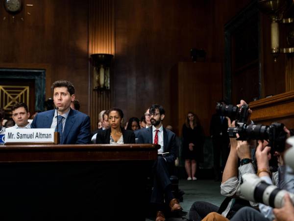 La IA podría salir “muy mal”, dijo Sam Altman, director ejecutivo de OpenAI, en una audiencia del Senado de EU sobre IA en 2023. (Haiyun Jiang/The New York Times)
