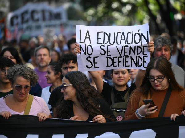 Miles de universitarios y padres marcharon el martes contra el Gobierno de Milei.