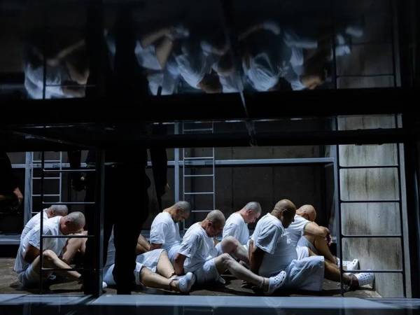 Uno de los migrantes deportado a El Salvador por Estados Unidos, reveló haber sido sometidos a torturas físicas y psicológicas dentro del Centro de Confinamiento del Terrorismo (Cecot), la megacárcel símbolo de la guerra contra las pandillas del Gobierno de Nayib Bukele.