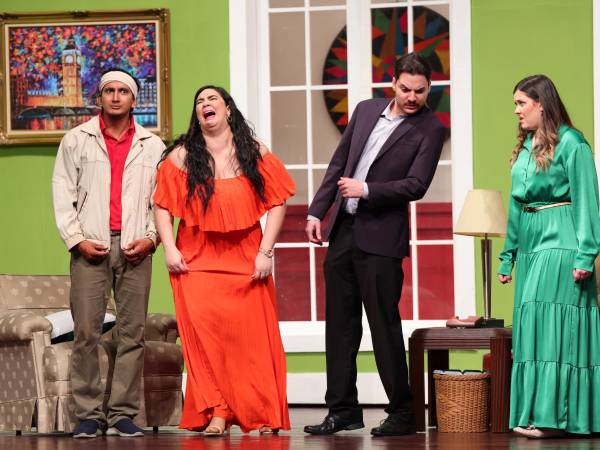 La obra “Taxi” fue escrita por el autor inglés Ray Cooney. Se estrenó en Inglaterra con el título “Run for your wife”(Corre por tu esposa).