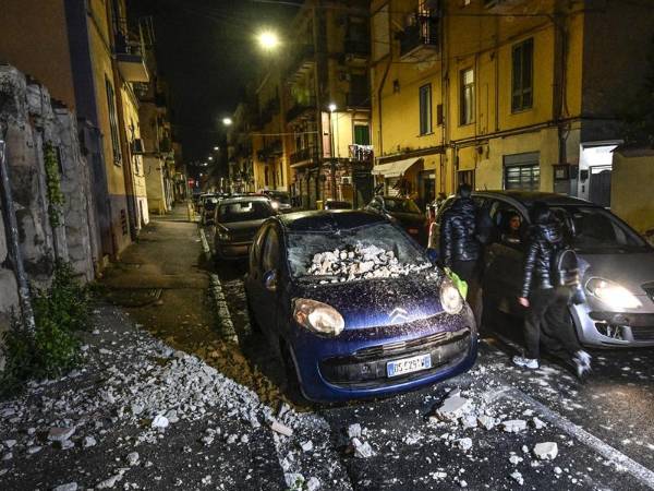 Un terremoto de magnitud 4,4, uno de los más fuertes registrados hasta ahora, sacudió anoche la periferia de la ciudad italiana de Nápoles (sur), con epicentro en la caldera volcánica de los Campos Flégreos, provocando el pánico entre la población y sin importantes daños.