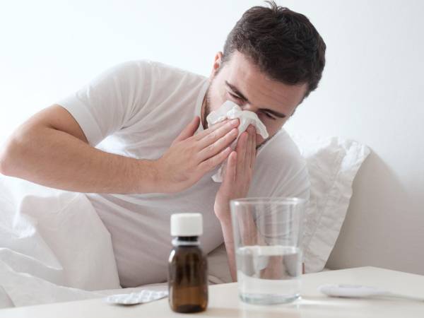 Un resfriado puede tumbarlo en la cama y hacerlo sentir muy mal, si usted siente que solo empeora, lo mejor es visitar a un médico para una revisión médica personalizada.