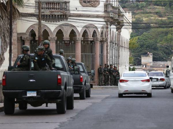 Desde la madrugada del domingo 18 de enero, más de mil efectivos de las Fuerzas Armadas de Honduras fueron desplegados en los alrededores del Congreso Nacional como parte de un amplio operativo de seguridad previo a las sesiones legislativas decisivas de esta semana.