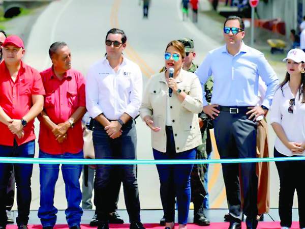 La presidenta Castro participó en la inauguración de una calle.