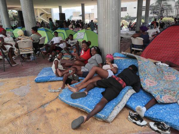Personas del grupo étnico garífuna en un plantón bajo el congreso nacional, en Tegucigalpa.