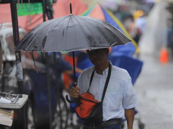 L<b>a onda tropical</b> transportará humedad al territorio hondureño a partir del jueves. Imagen referencial de archivo