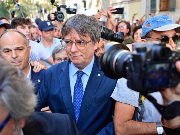 El líder independentista Carles Puigdemont reapareció sorpresivamente en Cataluña.