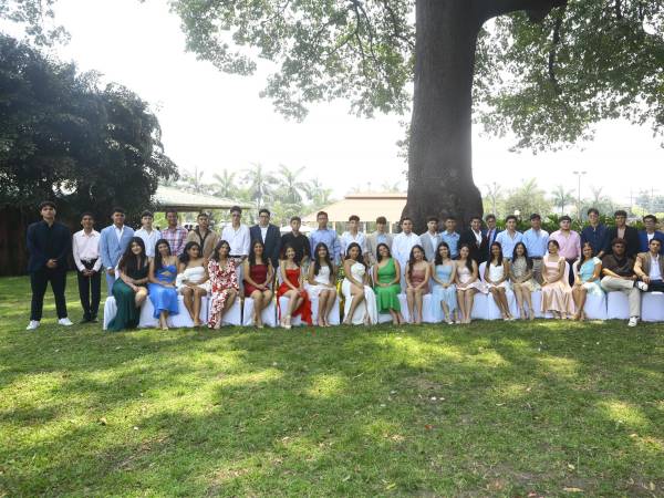 Los Seniors 2024 posaron muy contentos en el jardín del hotel Copantl