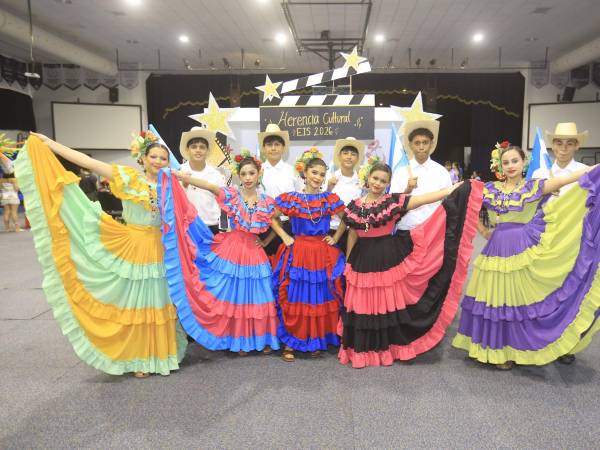 La cultura y las tradiciones hondureñas fueron celebradas durante el Cuarto Encuentro Folclórico “Herencia Cultural EIS 2026”, realizado en la Escuela Internacional Sampedrana. El evento reunió a estudiantes, docentes, autoridades educativas y padres de familia. / Estudiantes del Instituto Primero de Febrero posaron muy felices antes de iniciar el show.