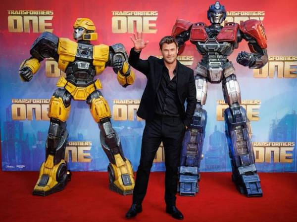 El actor australiano Chris Hemsworth es captado durante la premier de la película Transformers One que protagoniza.