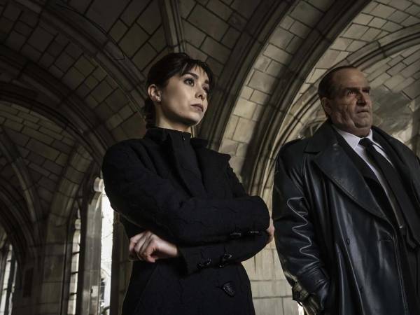 En “The Penguin”, Colin Farrell interpreta a Oswald “Oz” Cobb, mientras que Cristin Milioti asume el rol de Sofía Gigante.