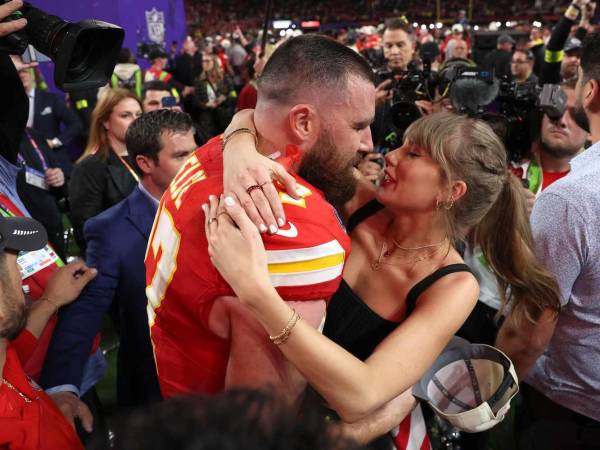 Travis Kelce y Taylor Swift se funden en un abrazo al final del Super Bowl en 2024.