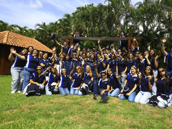 Los seniors 2026 de Seran School posan para la fotografía del recuerdo.