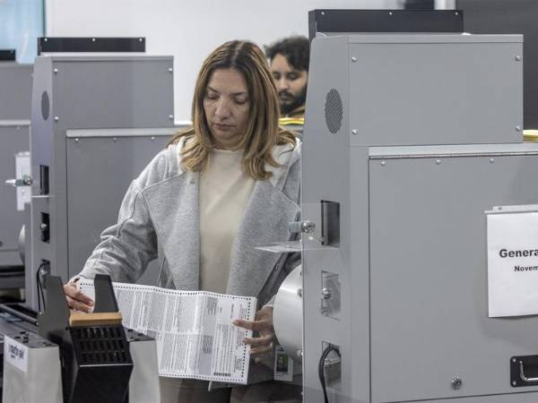 Una trabajadora del Departamento de Registro y Elecciones del Condado de Fulton clasifica los formularios de registro de votantes en el nuevo Centro de Elecciones y Centro de Operaciones del condado en Union City, Georgia.