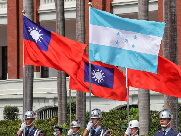 Bandera de Honduras y bandera de Taiwán | Fotografía de archivo
