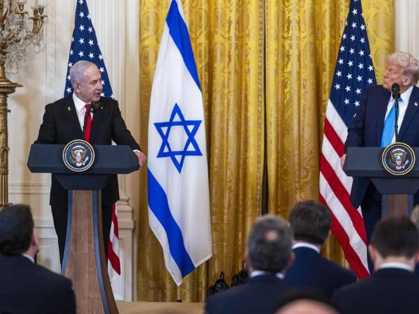 El presidente estadounidense, Donald Trump, y el primer ministro israelí, Benjamin Netanyahu, hablan durante una conferencia de prensa en el Salón Este de la Casa Blanca en Washington, DC.
