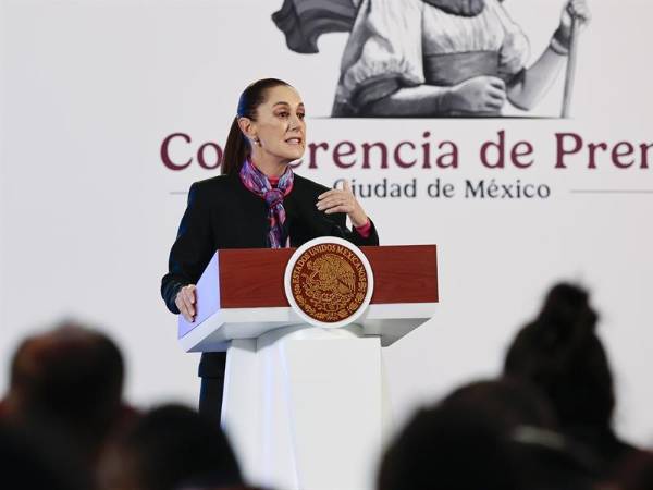 La presidenta de México, Claudia Sheinbaum, habla durante una conferencia de prensa este viernes.