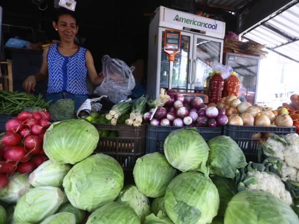 Con el pago del décimo cuarto mes de salario, los locatarios de los diferentes mercados sampedranos esperan se dinamice la economía y aumenten las ventas. Fotos. Héctor Edú