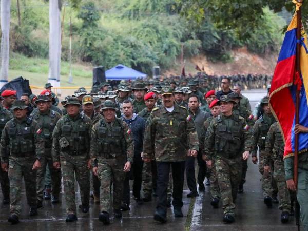 Fotografía cedida por el Palacio de Miraflores donde se observa al líder chavista Nicolás Maduro (c) durante ejercicios militares este miércoles, en Caracas (Venezuela).