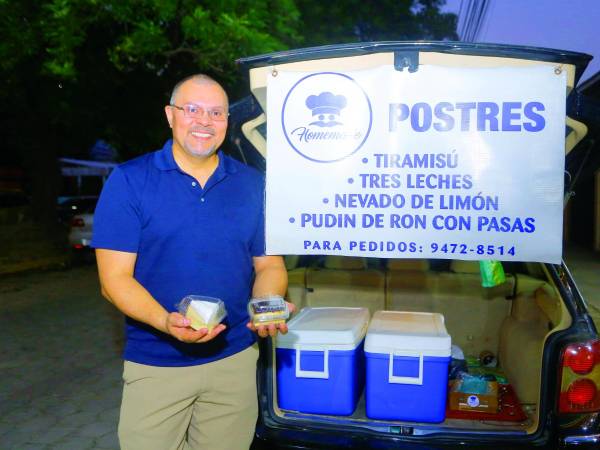 <b>Con su sonrisa característica, Darío Meléndez muestra los postres que vende en la colonia Jardines del Valle. Foto: M. Valenzuela.</b>