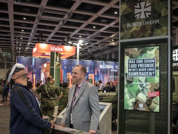 Un stand de reclutamiento del Ejército en una feria tecnológica en Berlín. Podría regresar la conscripción.