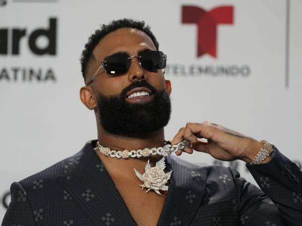 El artista urbano puertorriqueño Eladio Carrión admite en entrevista con la Agencia EFE que prefiere que sus dos hijos no escuchen canciones suyas o de otro cantante glorificando cosas malas, por lo que ahora opta por dedicarle más tiempo a componer temas positivos con una idea sana.