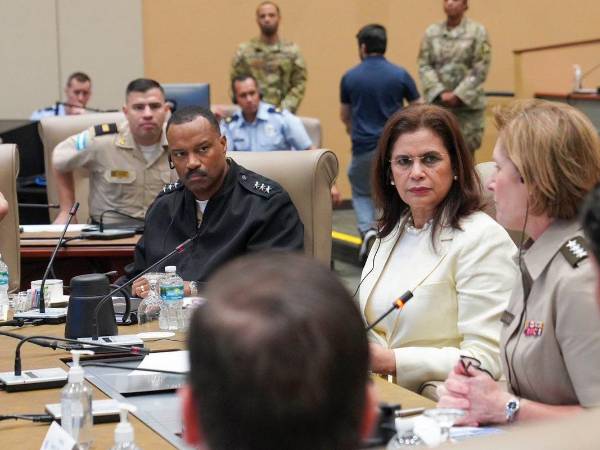 Rixi Moncada estuvo acompañada por el general del Estado Mayor Conjunto, Roosevelt Hernández, y el embajador de Honduras en Estados Unidos, Javier Bú Soto.