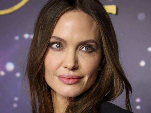 Angelina Jolie reveló que no ha tenido pareja desde su separación de Brad Pitt hace casi una década. La actriz de Salt hizo este inusual comentario sobre su vida amorosa en una entrevista con Yahoo Entertainment mientras promocionaba su nueva película, Couture. En la película, Jolie interpreta a una cineasta estadounidense a quien le diagnostican cáncer de mama mientras trabaja en la Semana de la Moda de París.