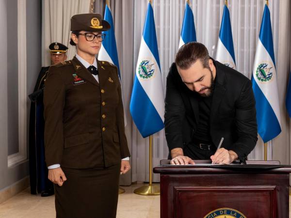 El presidente de El Salvador, Nayib Bukele, nombró el pasado jueves como ministra de Educación a la capitana Karla Trigueros, en sustitución de José Mauricio Pineda, quien estuvo en el cargo desde febrero de 2022.