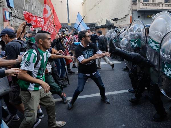 Lo que iba a ser una protesta habitual de jubilados frente al Congreso de Argentina, apoyada por hinchas de fútbol, sindicatos y movimientos sociales, terminó el miércoles en la mayor represión policial desde que Javier Milei llegó a la Presidencia, en diciembre de 2023.