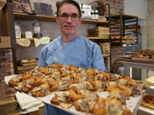 Stéphane Louvard con unos crookies: croissants rellenos de masa para galletas.
