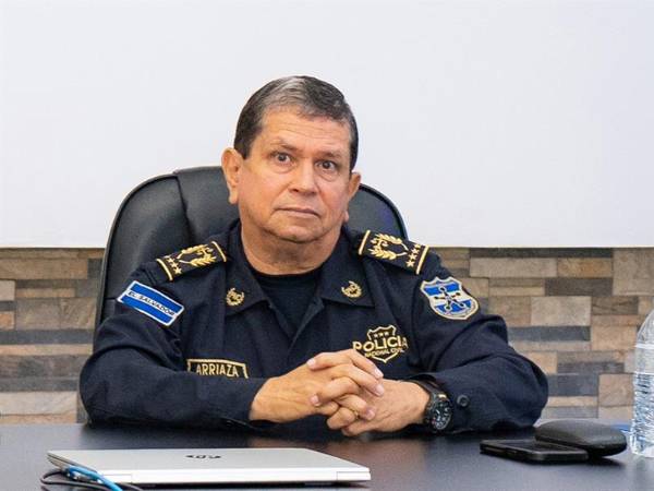 El director de la Policía Nacional Civil (PNC), Mauricio Arriaza Chicas, murió junto a otras ocho personas tras estrellarse el helicóptero en el que se trasladaban.