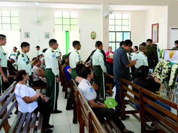 <b>Con una misa de cuerpo presente, familiares, compañeros de colegio y amigos despidieron a Ángel Amaya Fotos: Yosehp Amaya</b>