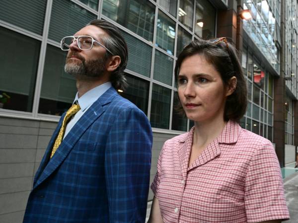Amanda Knox regresó a Florencia junto a su esposo Christopher Robinson, para escuchar su sentencia en un caso por difamación.