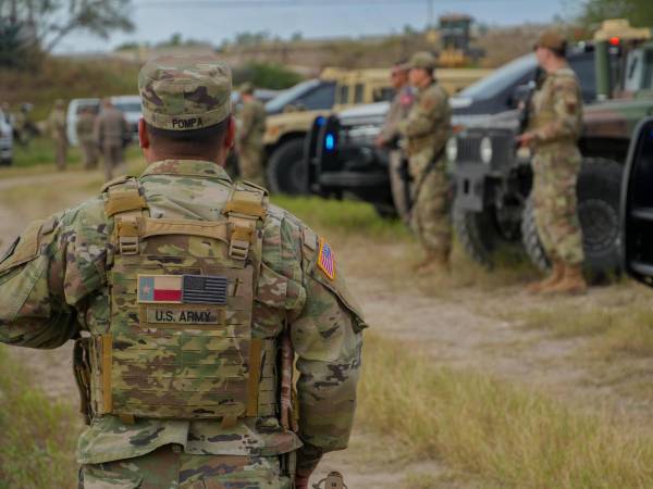 El Gobierno de Estados Unidos inició el despliegue de unos 1,500 militares en la frontera con México, dando así el primer paso para cumplir la promesa del presidente, Donald Trump, de “cerrar” el paso de migrantes y reforzar la seguridad fronteriza.