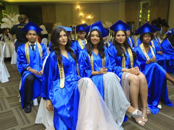 La Prom Night de los Seniors 2025 del Instituto Bilingüe del Valle fue más que un evento formal; esta noche significó el cierre simbólico de una etapa llena de aprendizajes, desafíos, amistades y crecimiento personal. Los jóvenes disfrutaron con su familia y amigos un momento memorable.