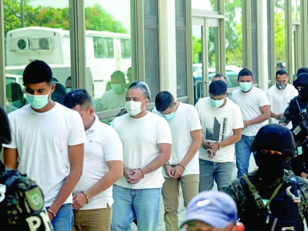 <b>Los ocho policías comparecieron ayer en los juzgados en la audiencia inicial.</b>