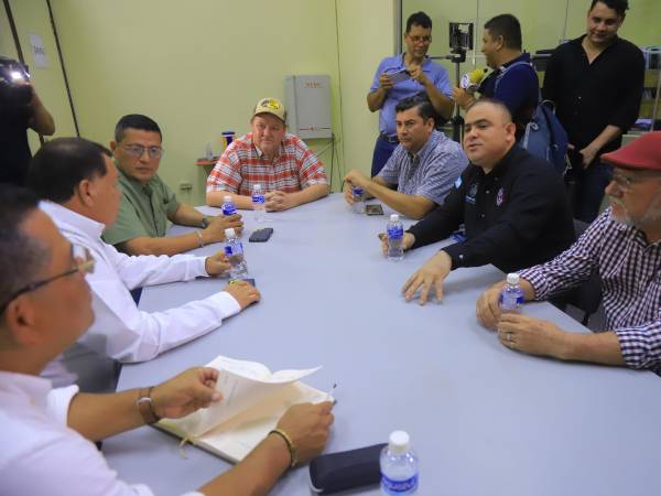 Alcaldes de la zona metropolitana del Valle de Sula durante su reunión con autoridades de Copeco.