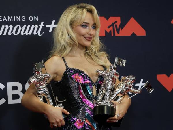 Lady Gaga, Ariana Grande y Sabrina Carpenter se llevaron los reflectores. Sabrina Carpenter se alzó con cuatro galardones, entre ellos Álbum del Año por Short n’ Sweet, Mejor Artista Pop, Mejor Grupo junto a BLACKPINK, y Canción del Verano por “Just Keep Watching”. A continuación, te presentamos a los ganadores de las principales categorías.