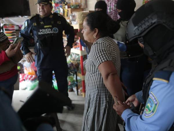 Fotografía que muestra a Flor Idalia Galdámez durante su captura en Santa Bárbara, Honduras.