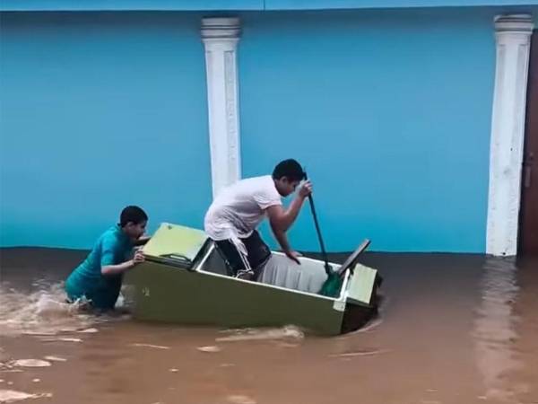 Tres horas de lluvia han causado estragos en calles y avenidas del municipio de Puerto Cortés.