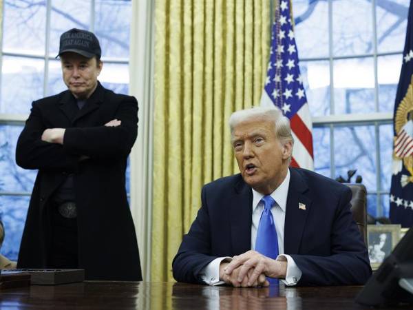 El empresario estadounidense y empleado especial del gobierno de EE. UU. Elon Musk junto a Trump en la oficina oval.