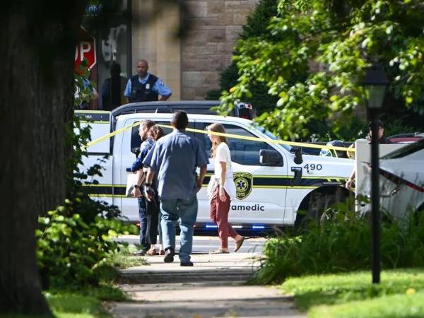 Al menos dos personas perdieron la vida y otras veinte fueron enviadas a centros asistenciales por múltiples heridas durante un tiroteo que se registró en un escuela este miércoles en Minneapolis.