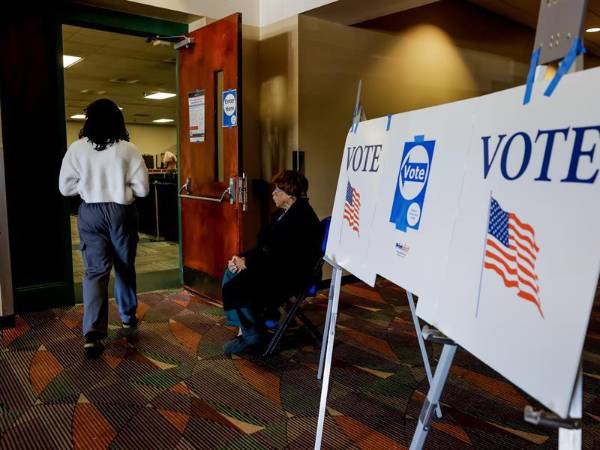 Varias personas votan anticipadamente en Carolina del Norte, uno de los estados clave para las elecciones presidenciales en EEUU.