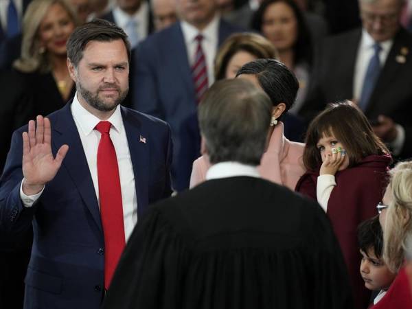 El vicepresidente estadounidense, JD Vance, durante su juramento.