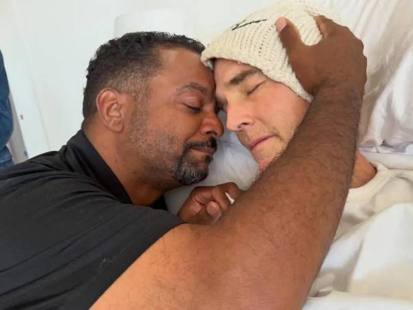 Alfonso Ribeiro compartió una foto de su último momento con James Van Der Beek, antes de que el actor falleciera el miércoles tras una batalla de casi tres años contra el cáncer colorrectal. Ribeiro publicó la íntima foto en Instagram el jueves, donde aparece abrazando a Van Der Beek junto a su cama. El actor de El Príncipe de Bel-Air se veía visiblemente conmovido mientras acunaba la cabeza de Van Der Beek.