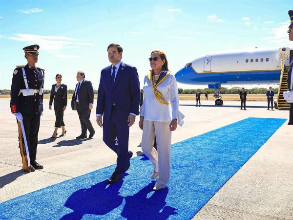 El secretario de Estado de los Estados Unidos, Marco Rubio, junto a la canciller de El Salvador Alexandra Hill Tinoco este lunes, en el aeropuerto internacional Óscar Arnulfo Romero en San Luis Talpa (El Salvador).